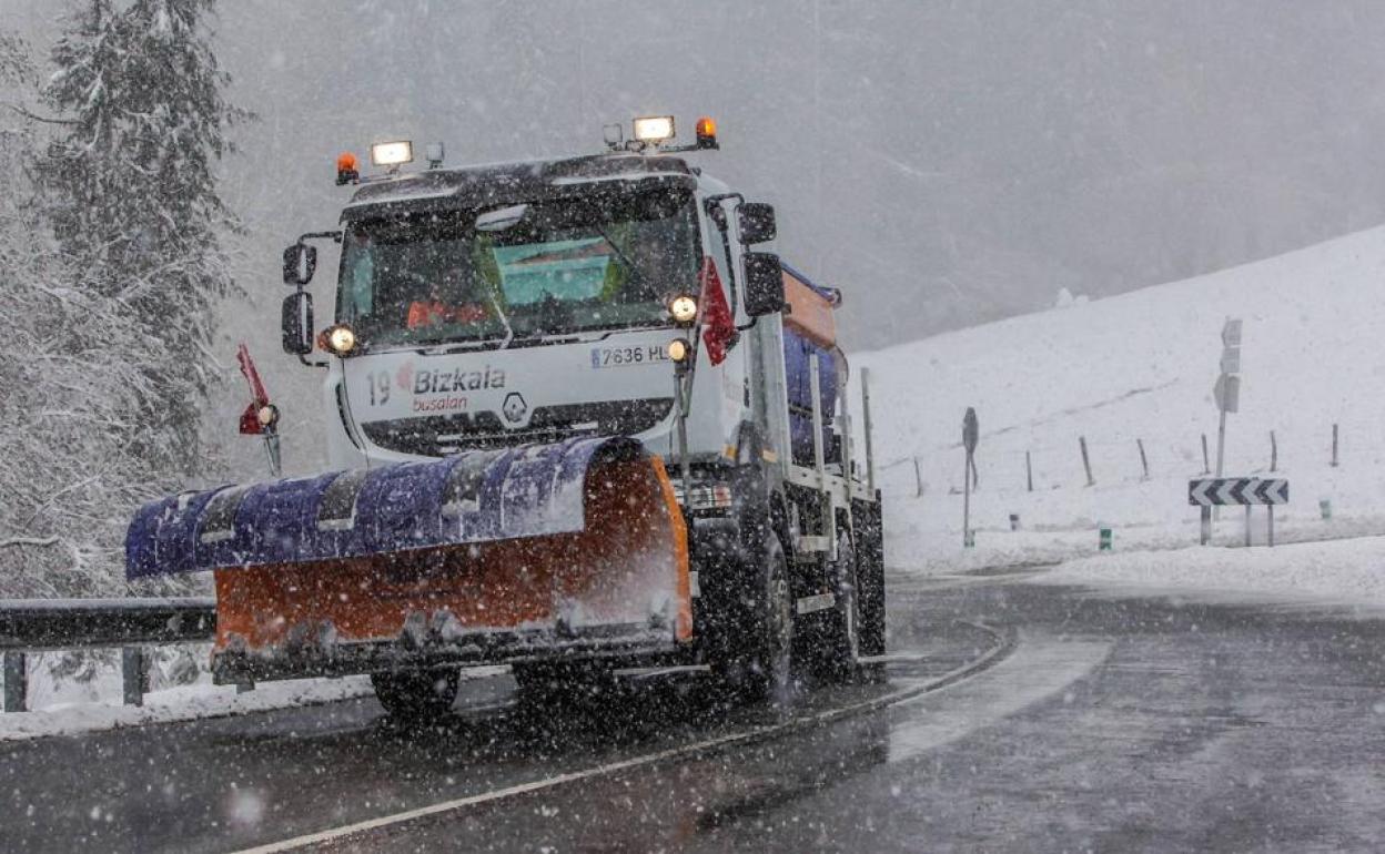 Las 82 quitanieves de Bizkaia llevarán este invierno GPS y cámara
