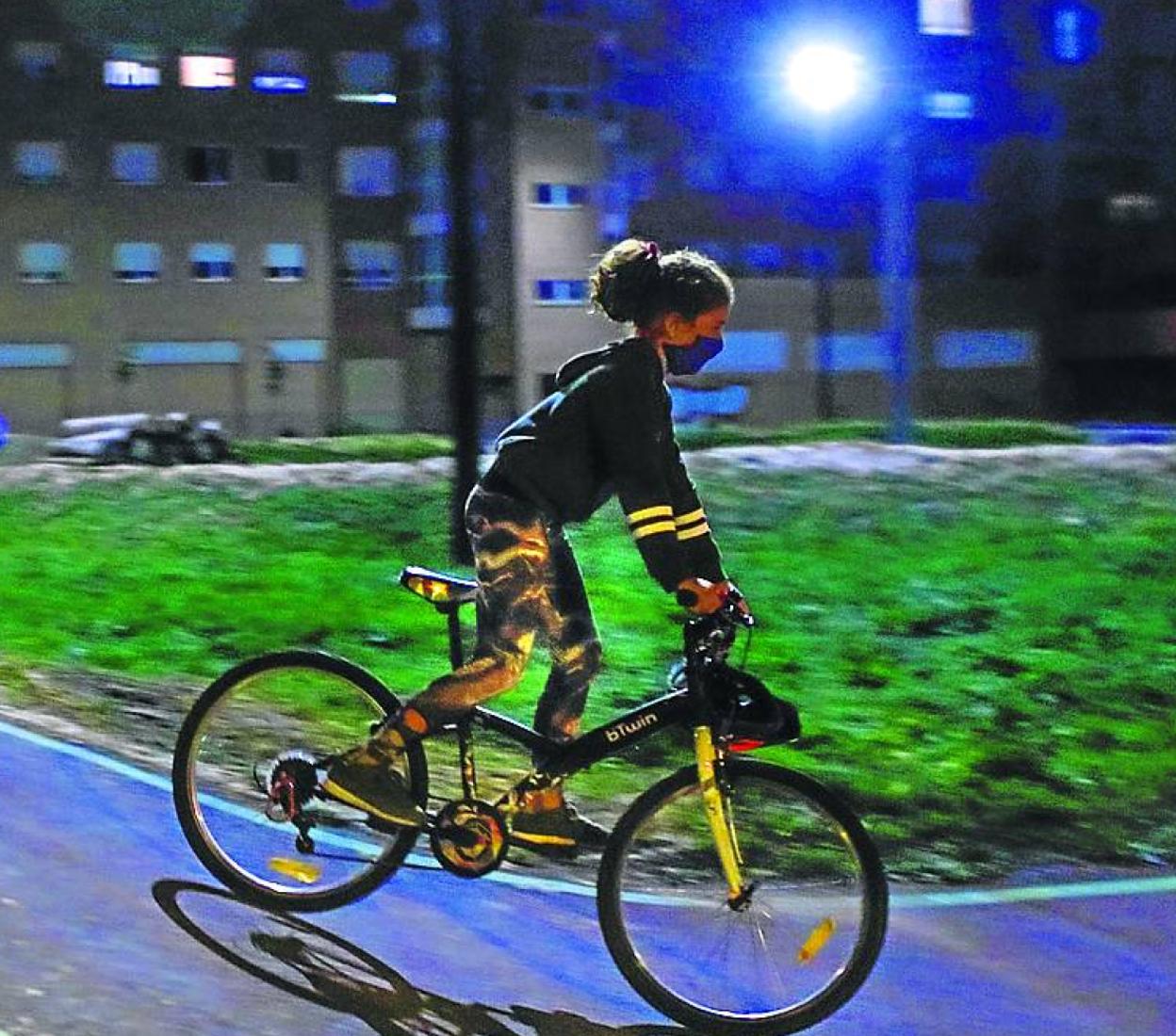 Un usuario rueda por la pista de BMX de noche.