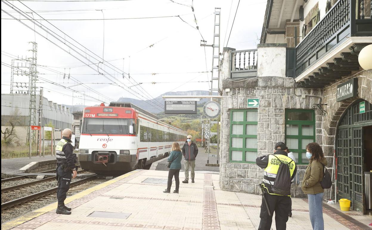 Un tren circula sobre el paso de las vías en la estación de Amurrio 