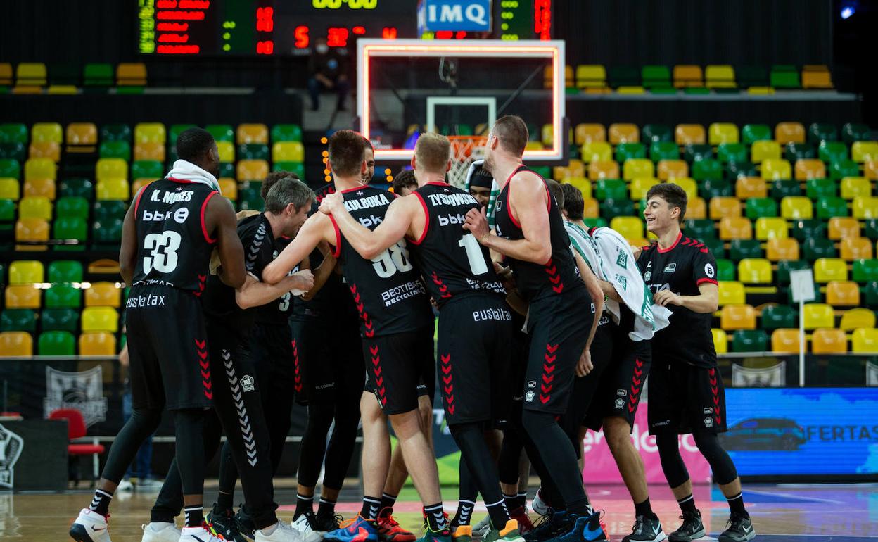 Jugadores del Bilbao Basket se saludan en la pista de Miribilla. 