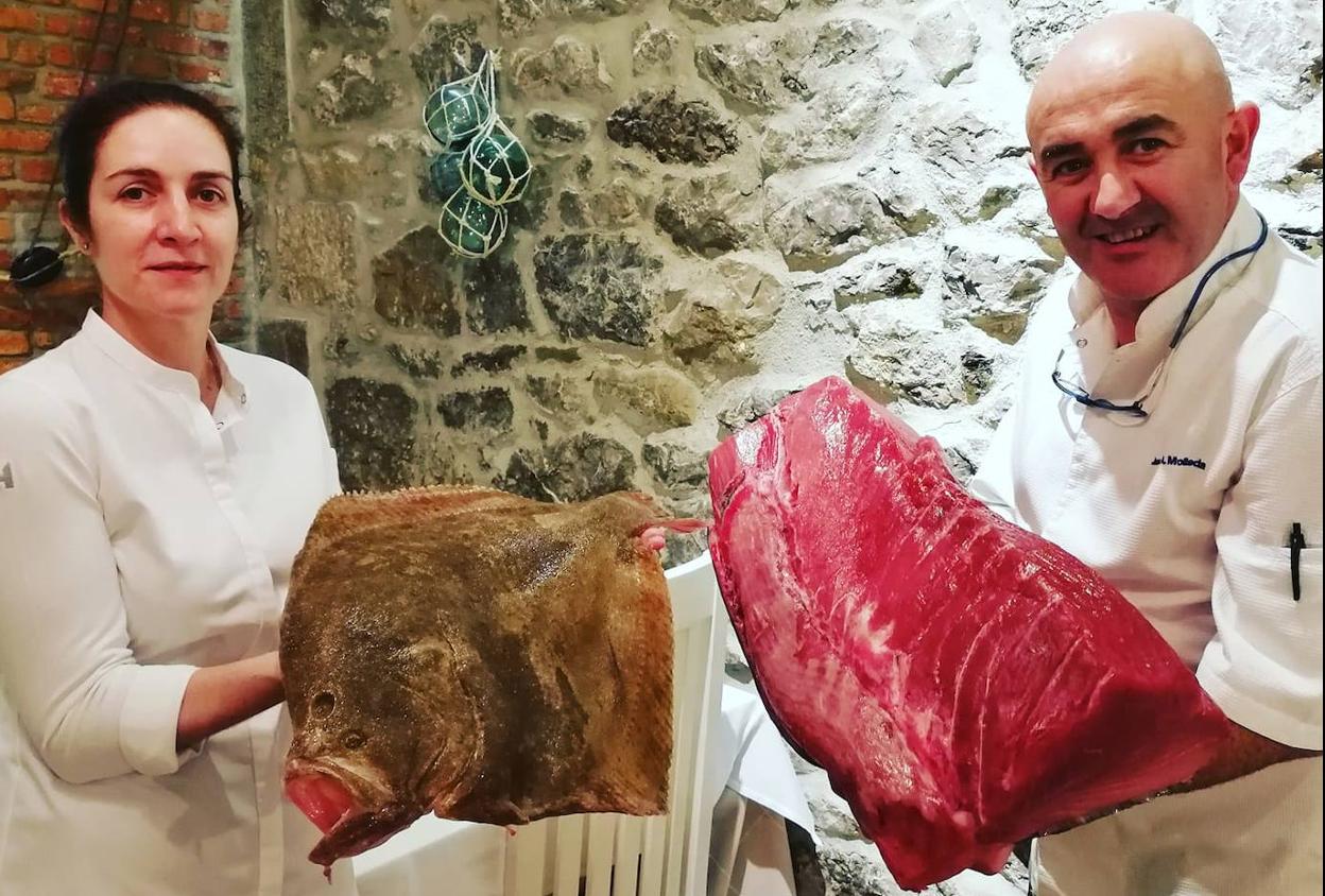 Susana y José sostienen piezas de pescado. 