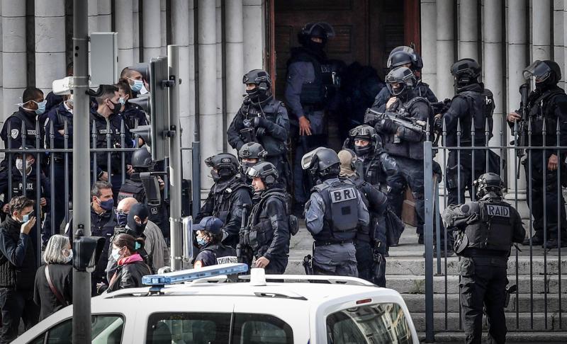 Cuantiosas dotaciones de policía se han acercado a la basílica de Notre Dame tras el ataque 