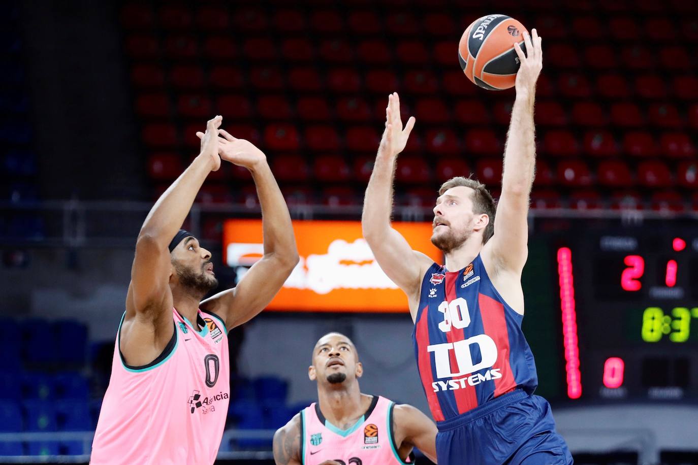 Las fotos del Baskonia - Barcelona de Euroliga. 