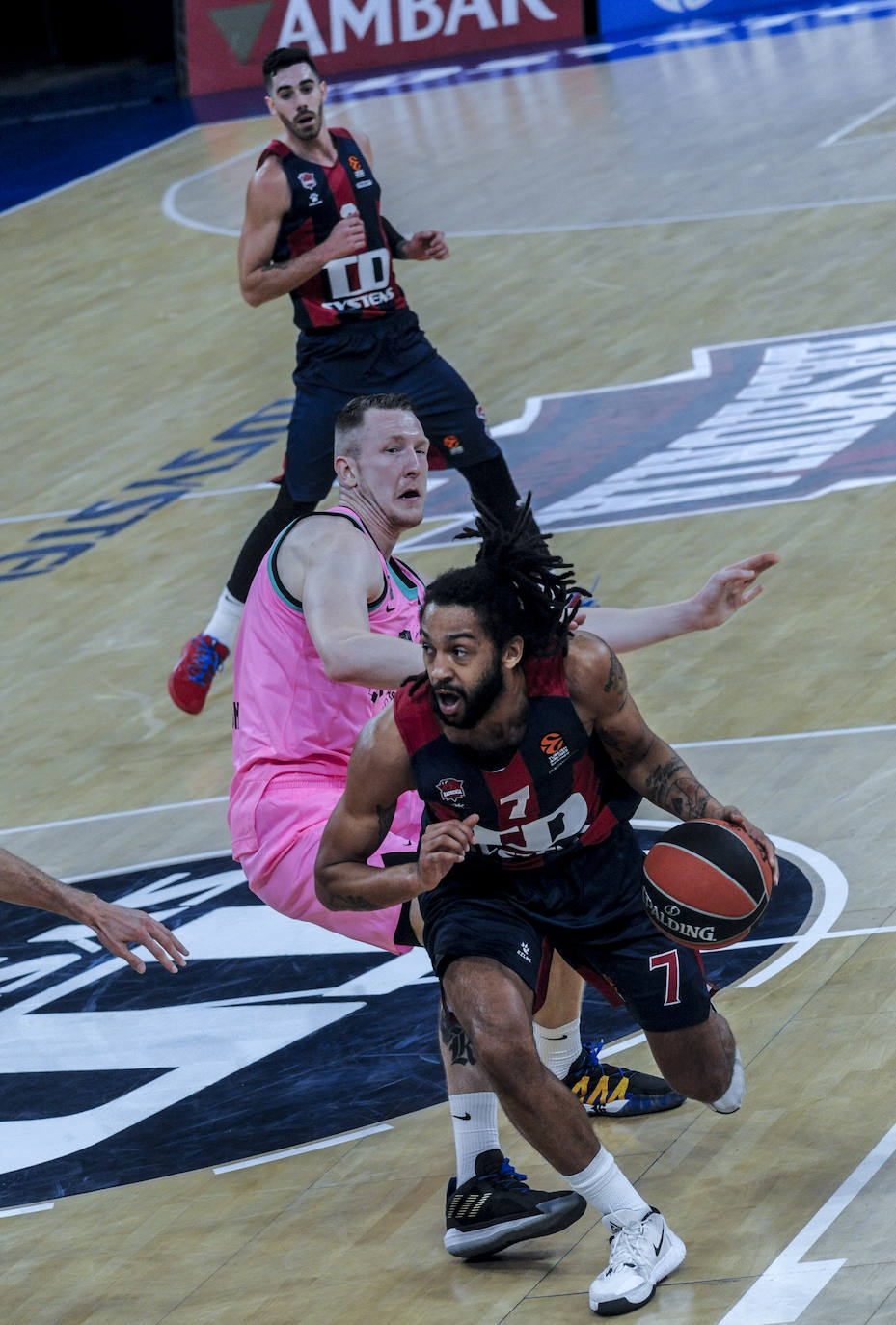 Las fotos del Baskonia - Barcelona de Euroliga. 
