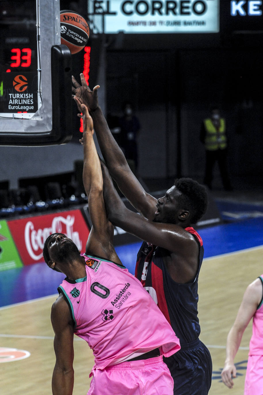 Las fotos del Baskonia - Barcelona de Euroliga. 