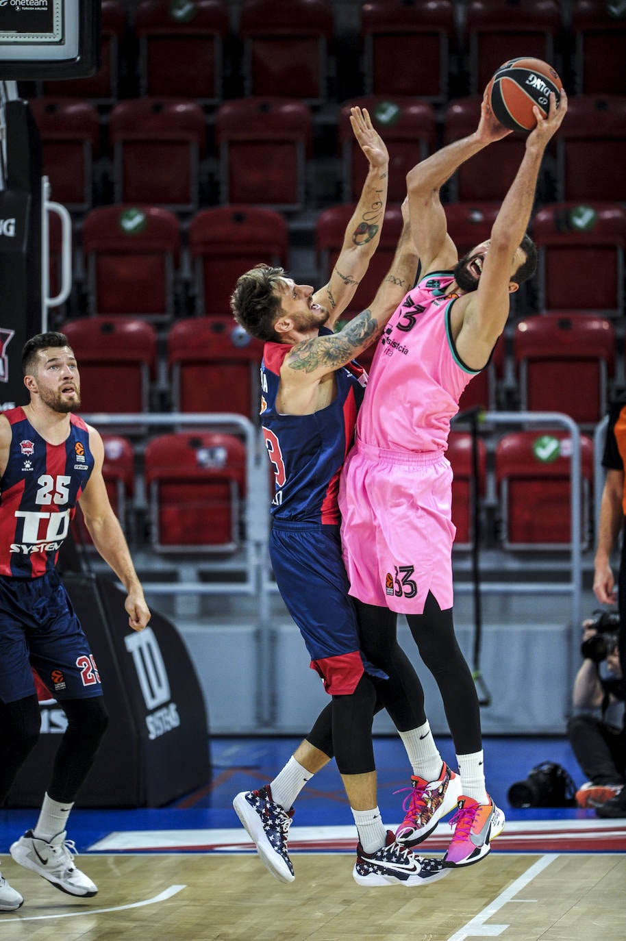 Las fotos del Baskonia - Barcelona de Euroliga. 