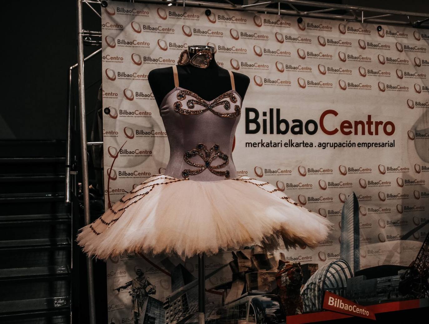 Fotos: Una exposición en Bilbao recoge los vestidos de ballet que una madre le hizo a su hija bailarina en su carrera