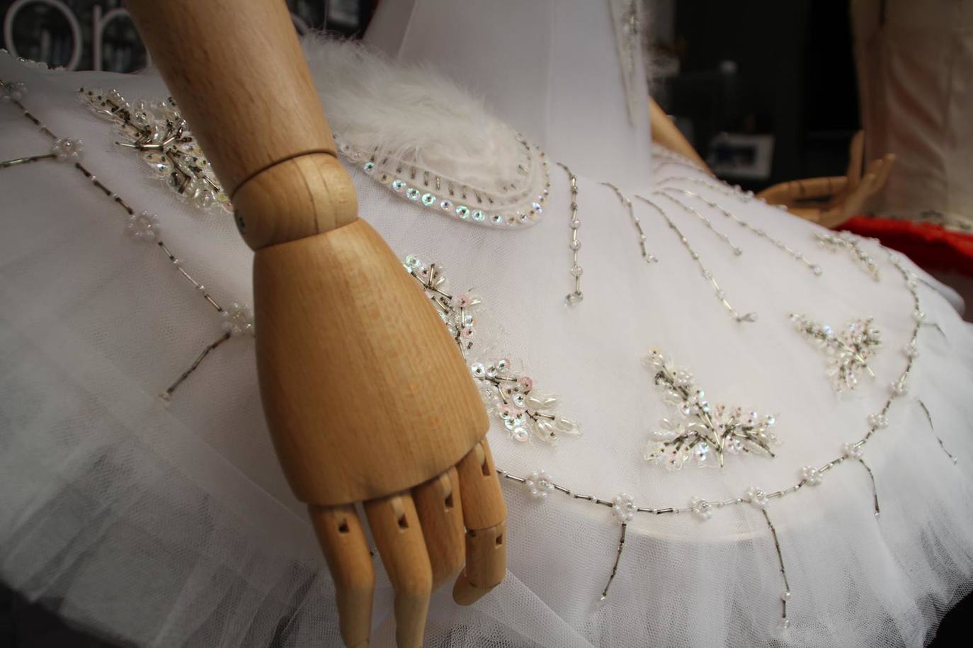 Fotos: Una exposición en Bilbao recoge los vestidos de ballet que una madre le hizo a su hija bailarina en su carrera