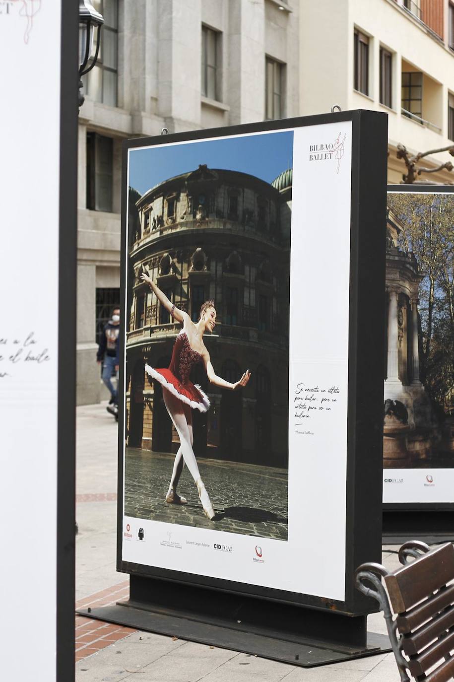 Fotos: Una exposición en Bilbao recoge los vestidos de ballet que una madre le hizo a su hija bailarina en su carrera