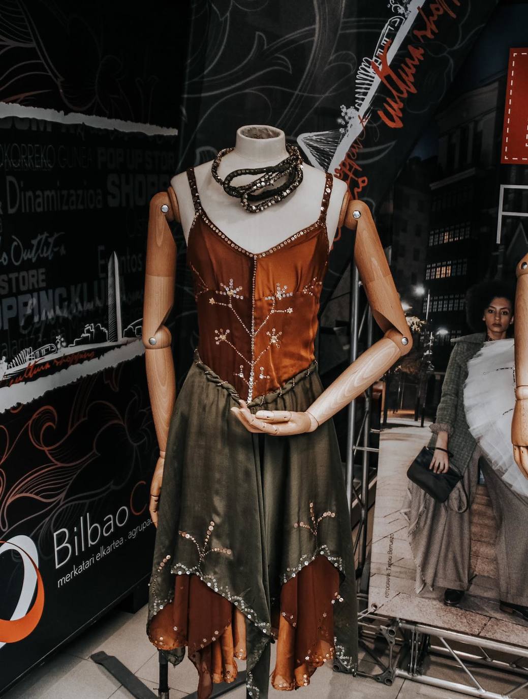 Fotos: Una exposición en Bilbao recoge los vestidos de ballet que una madre le hizo a su hija bailarina en su carrera