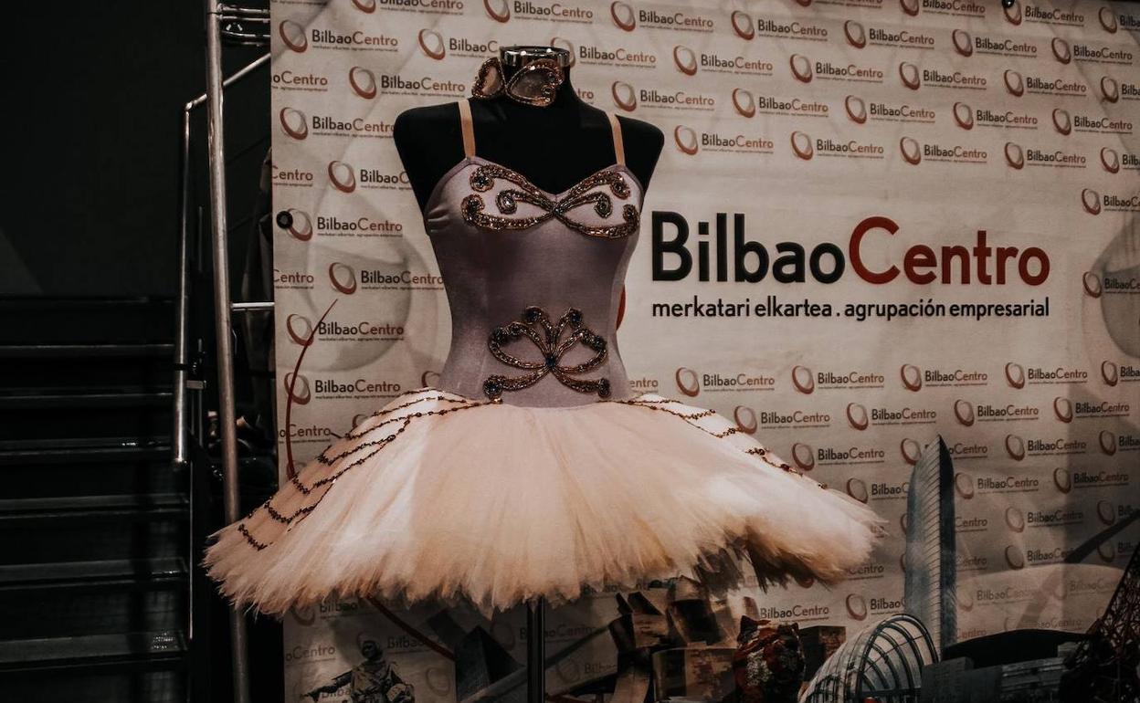 Una exposición en Bilbao recoge los vestidos de ballet que una madre creó para su hija bailarina