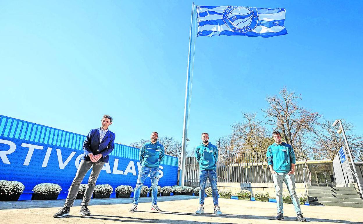 El presidente, Alfonso Fernández de Trocóniz, y los tres capitanes -Manu, Laguardia y Pacheco, en el acto protocolario. 