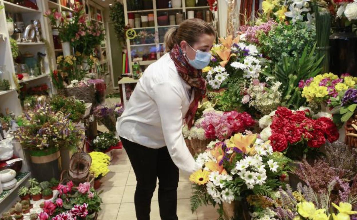 Cristina Espinosa regenta la floristería Cristiaran en Portal del Rey.