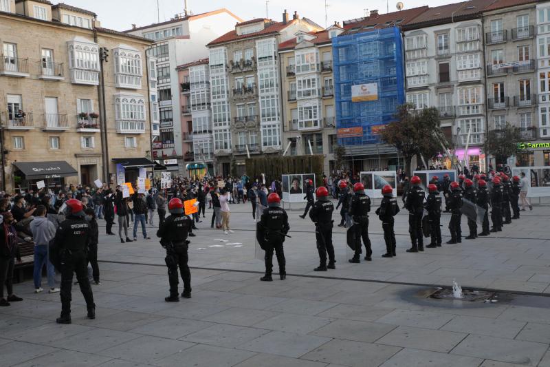 Fotos: La concentración de los negacionistas en Vitoria, en imágenes