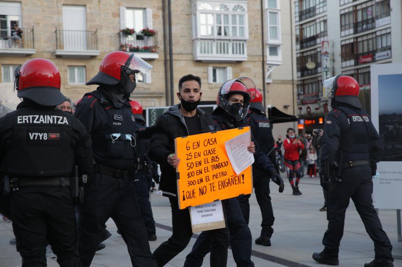 Fotos: La concentración de los negacionistas en Vitoria, en imágenes