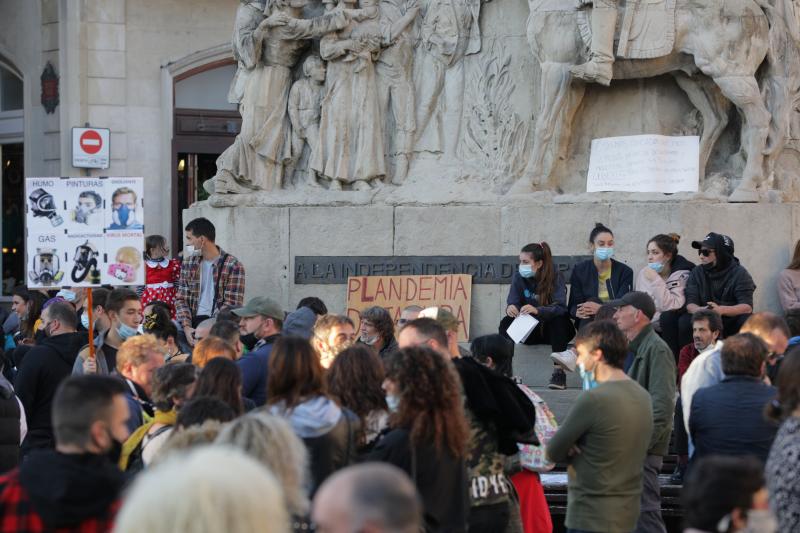 Fotos: La concentración de los negacionistas en Vitoria, en imágenes