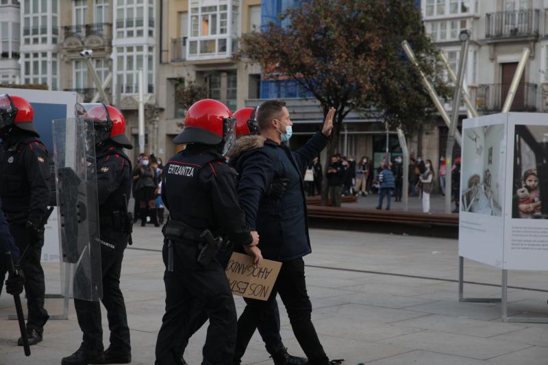 Fotos: La concentración de los negacionistas en Vitoria, en imágenes