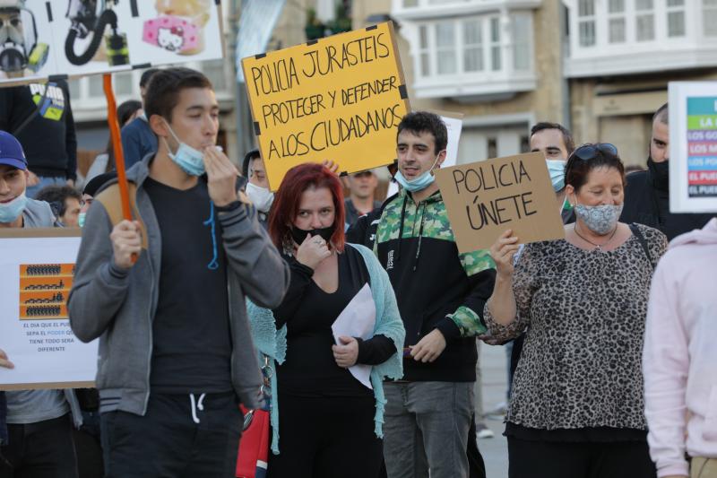 Fotos: La concentración de los negacionistas en Vitoria, en imágenes