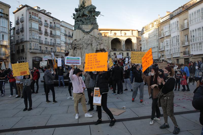 Fotos: La concentración de los negacionistas en Vitoria, en imágenes