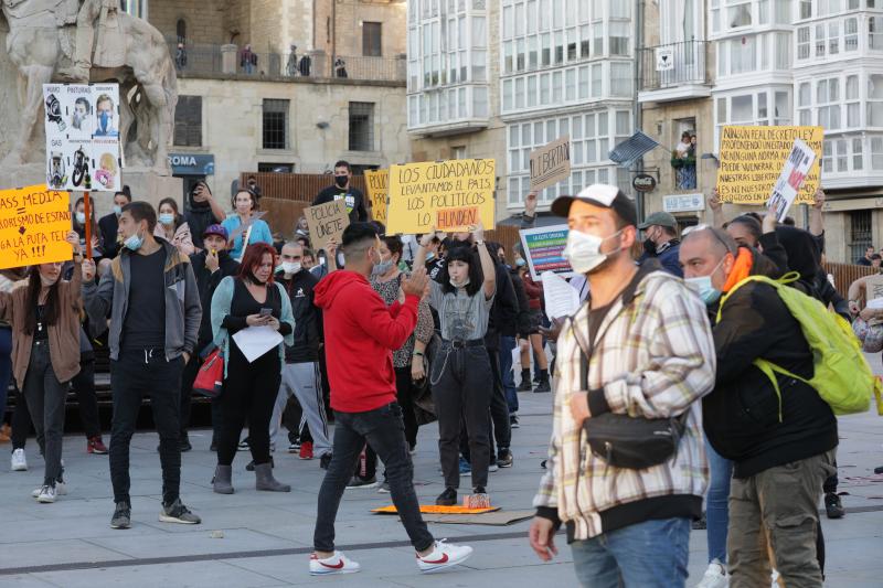 Fotos: La concentración de los negacionistas en Vitoria, en imágenes