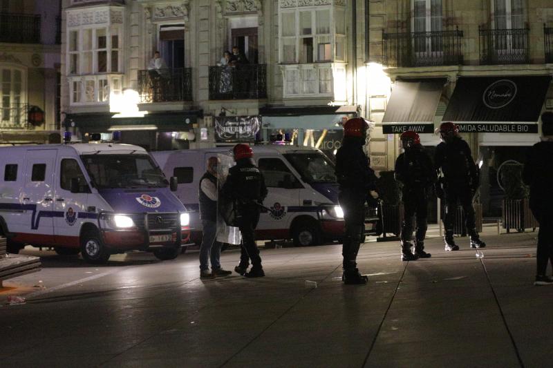 Fotos: La concentración de los negacionistas en Vitoria, en imágenes