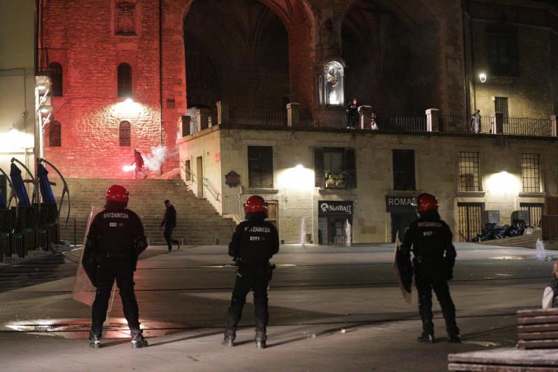 Fotos: La concentración de los negacionistas en Vitoria, en imágenes