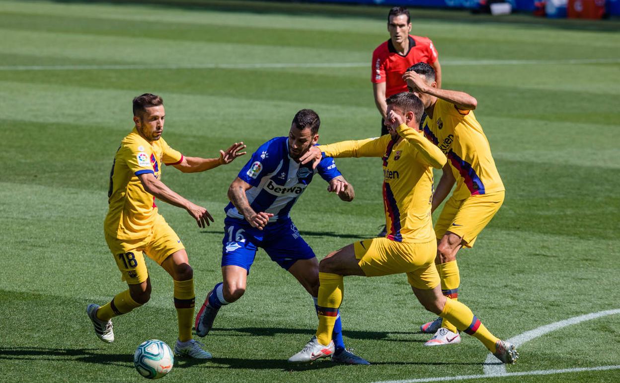 Alba, Lenglet y Busquets rodean al albiazul Edgar. 