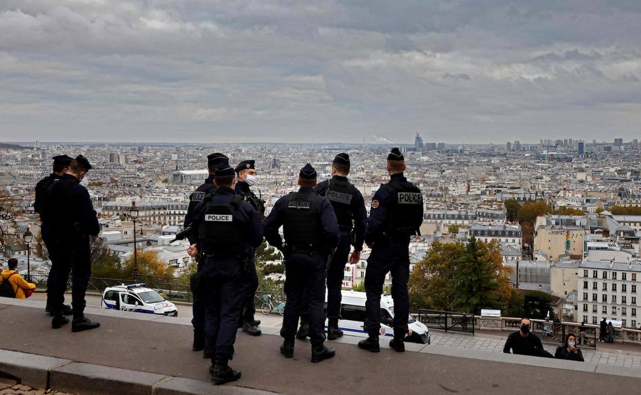 Agentes antiterroristas en París.