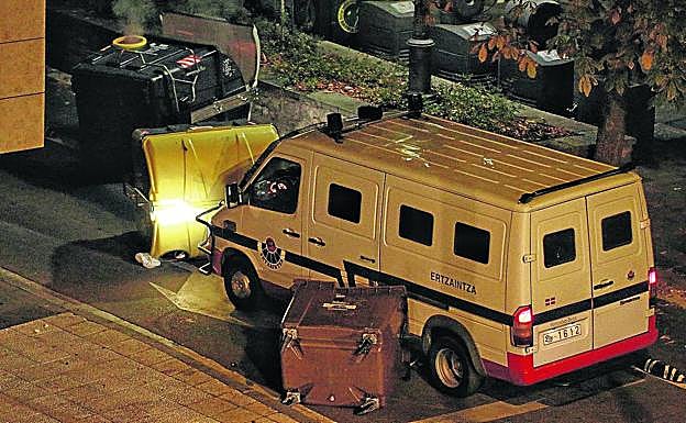 La Ertzaintza se encontró con varios contenedores volcados por los alborotadores en las calles de Vitoria.