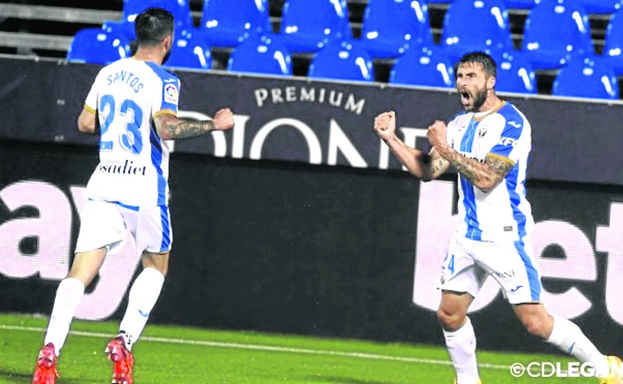 Borja Bastón celebra un gol en Butarque. 