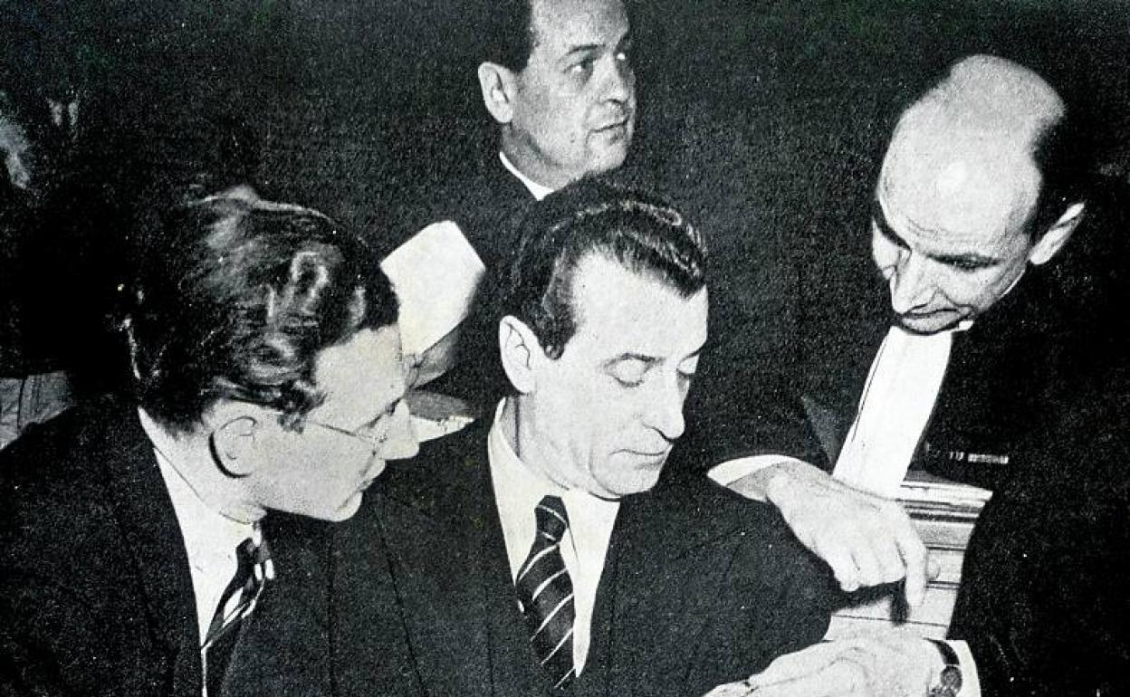 Viktor Krávchenko habla con su abogado durante el juicio. 