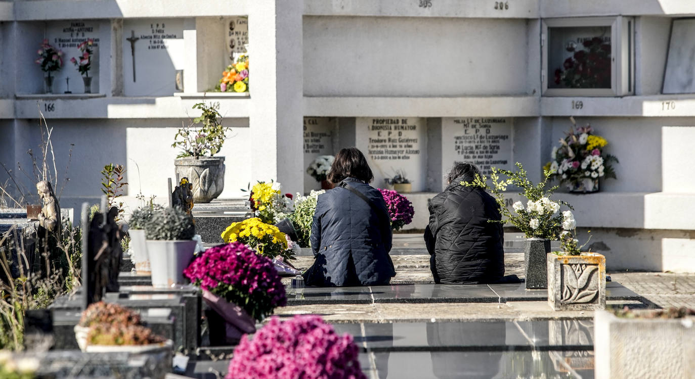 Vitoria no les olvida. Los cementerios de Santa Isabel y El Salvador albergan un atípico día de Todos los Santos