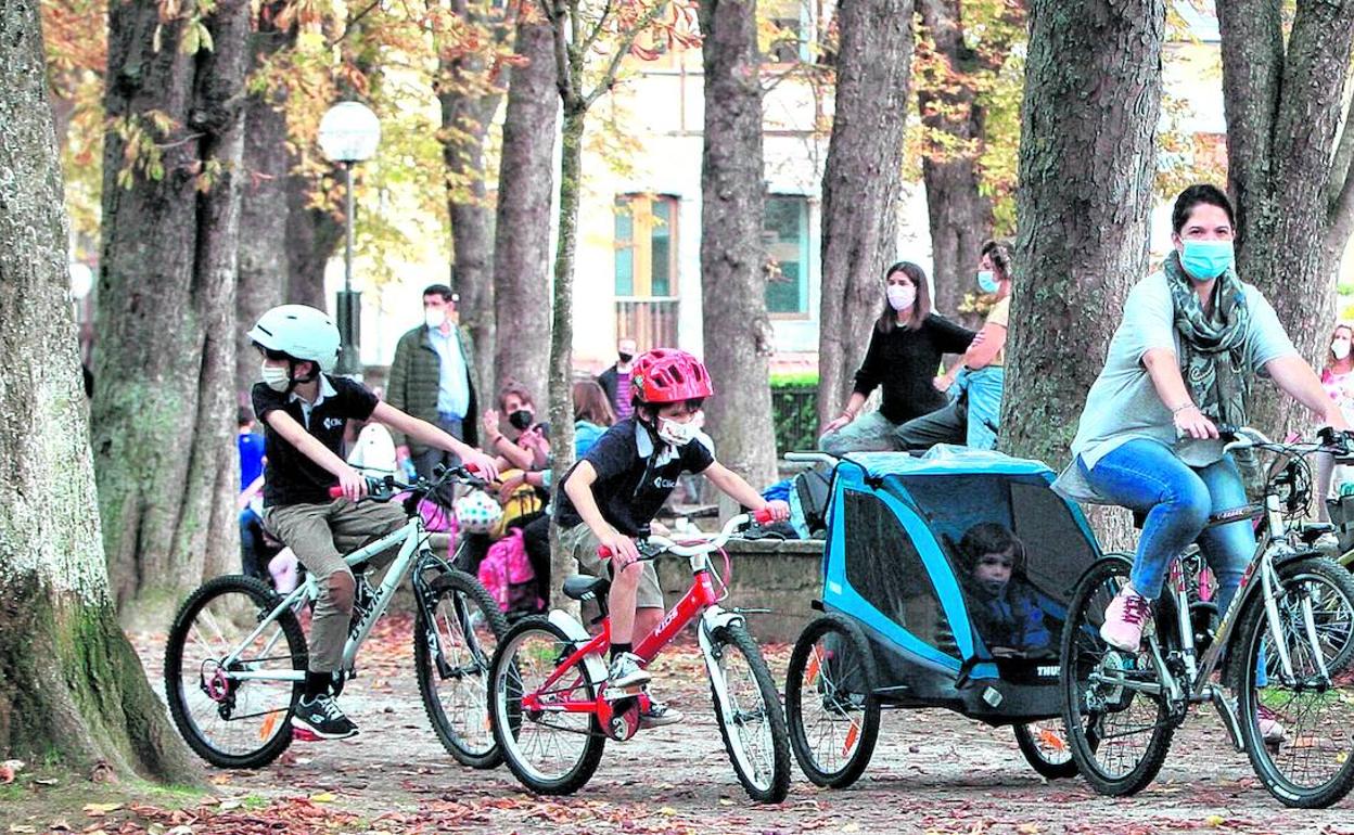 Andar en bicicleta es una de las actividades físicas que más adeptos ha ganado en la era post Covid en Vitoria. 