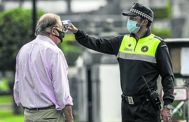 Controles. En Portugalete, los agentes tomaron la temperatura a los visitantes.