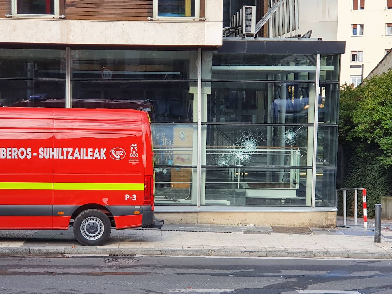 Impactos en la cristalera del centro cívico Aldabe. 