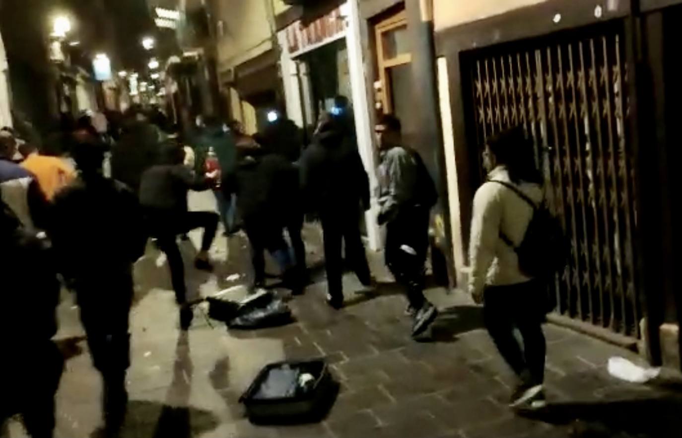 Los jóvenes avanzan por la calle Zapatería. 