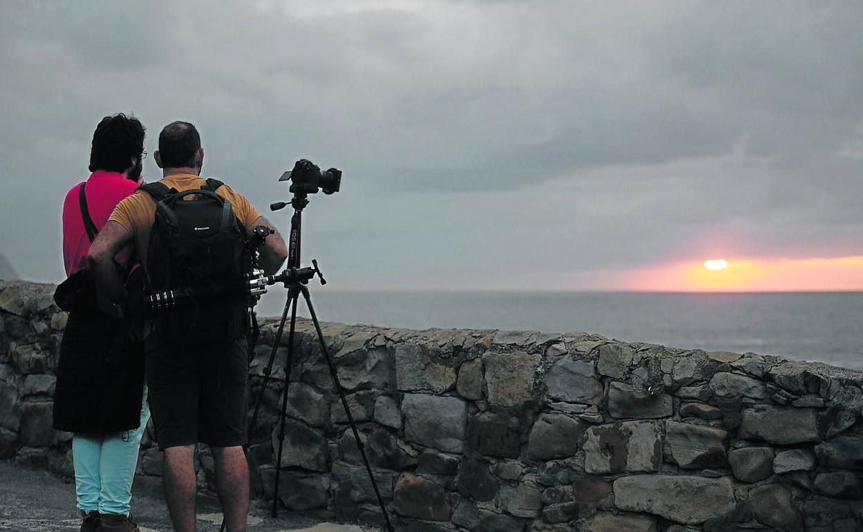 David de la Iglesia da indicaciones a uno de sus alumnos. 