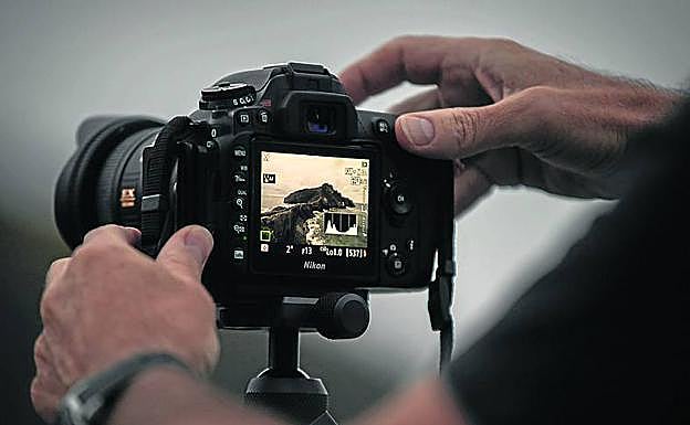 Uno de los aprendices se prepara para encuadrar su fotografía con la ermita de San Juan de Gaztelugatxe como la protagonista. 