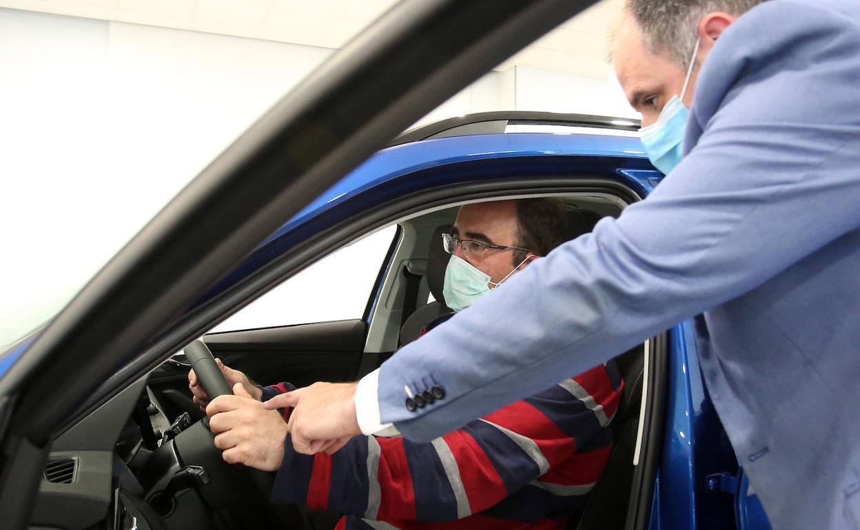 Un cliente prueba un coche en un concesionario vasco. 