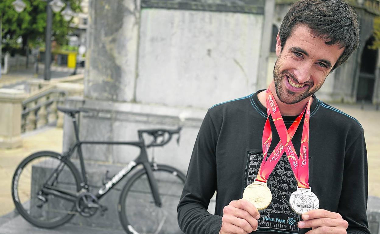Okamika posa con las medallas de campeón de España amateur en crono y de subcampeón en ruta. 