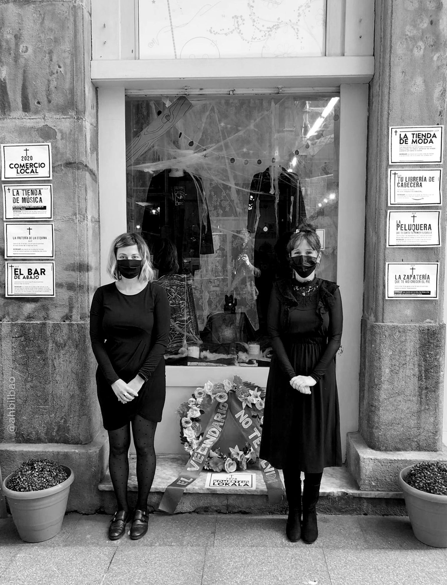 Fotos: Esquelas y coronas de flores: una tienda del Casco Viejo recrea el cementerio del comercio local