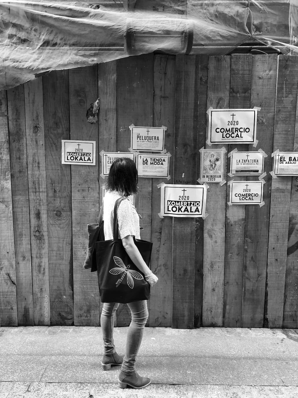Fotos: Esquelas y coronas de flores: una tienda del Casco Viejo recrea el cementerio del comercio local