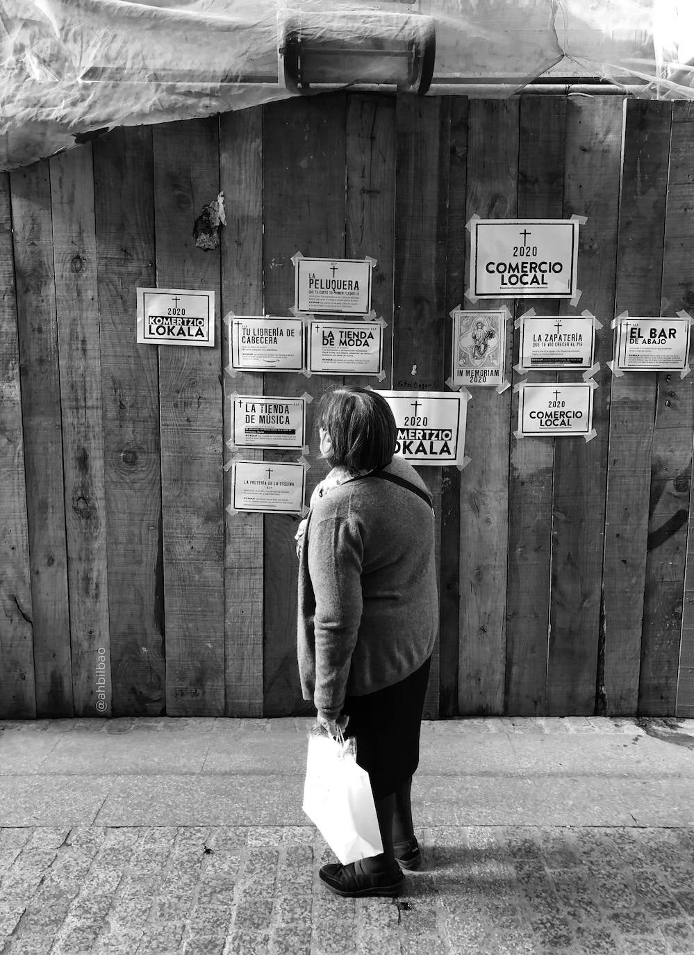 Fotos: Esquelas y coronas de flores: una tienda del Casco Viejo recrea el cementerio del comercio local