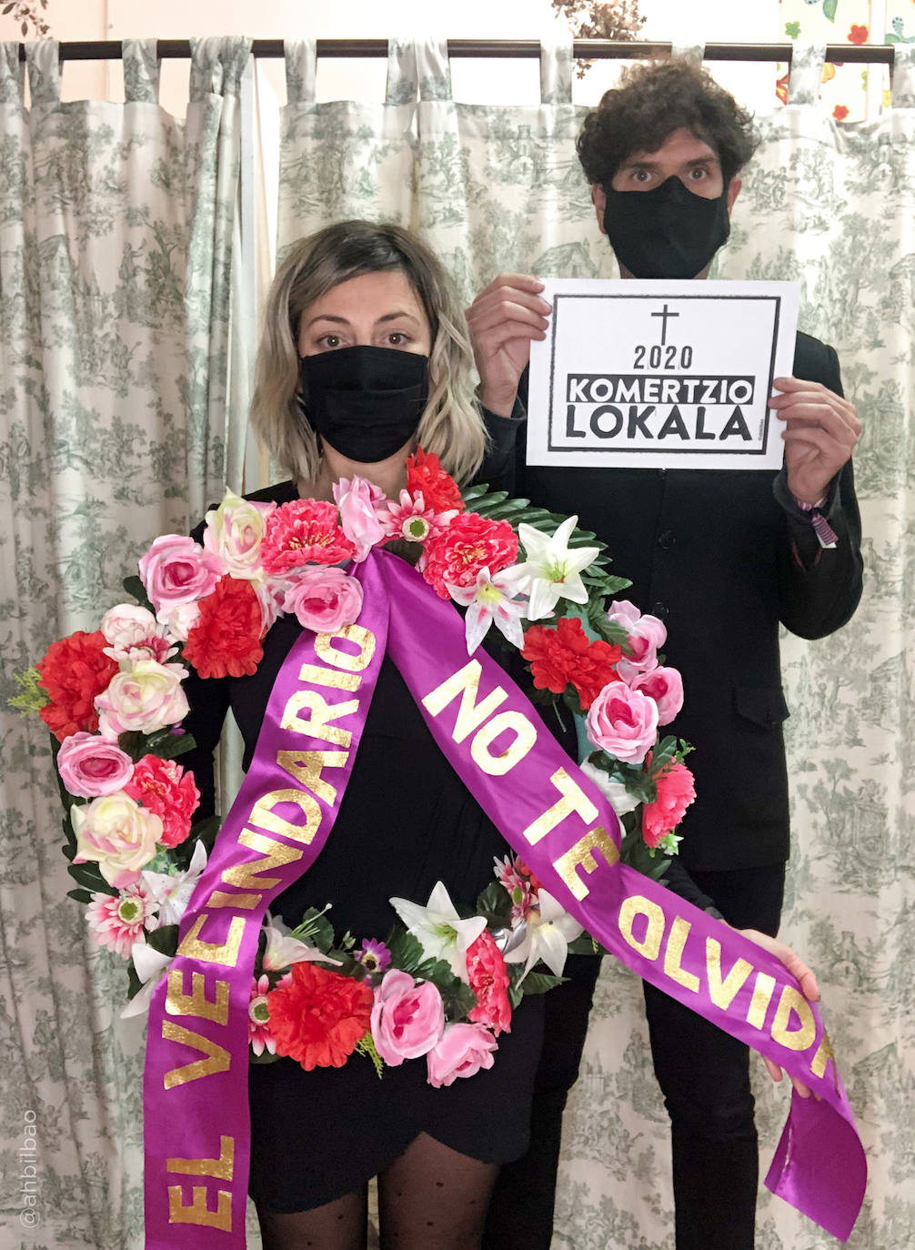 Fotos: Esquelas y coronas de flores: una tienda del Casco Viejo recrea el cementerio del comercio local