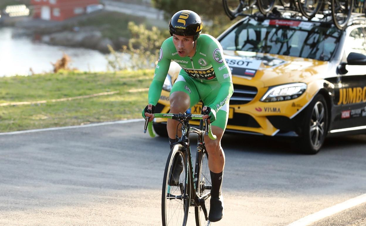 Roglic, durante la subida al Mirador de Ézaro. 