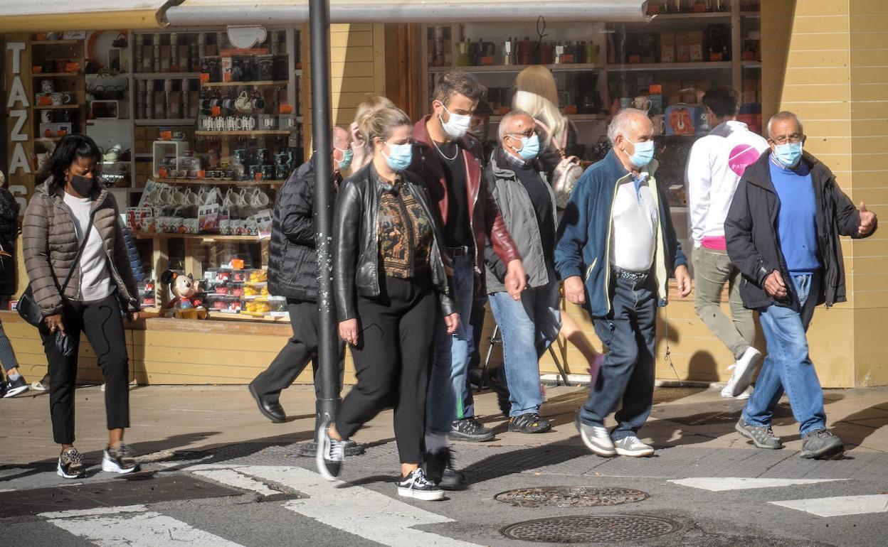 Ciudadanos con su mascarilla en Vitoria. 