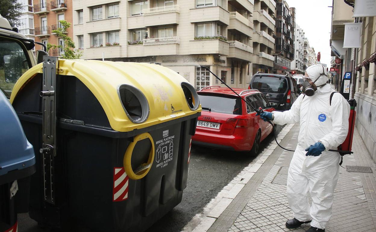 Un operario desinfecta unos contenedores en Vitoria durante el anterior estado de alarma. 