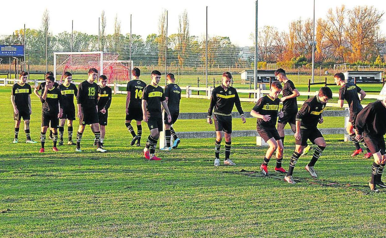 Los juveniles del Casco Viejo, durante un entrenamiento de la pasada semana, aún sin contacto. Es de los pocos equipos que ha podido reanudar la actividad. 