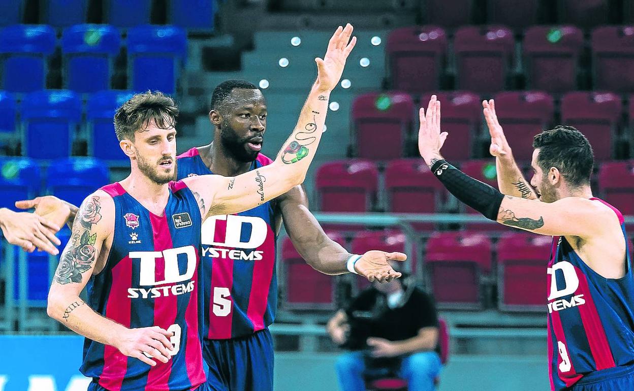 Achille Polonara celebra la victoria sobre el Manresa con Tonye Jekiri y Luca Vildoza.