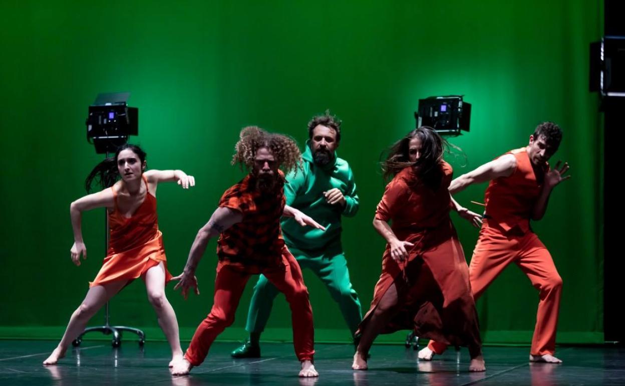 'It's a wrap' conjuga la danzacon los códigos del cine en el teatro. 